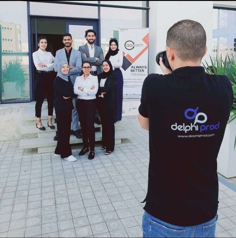 Photographe DelphiProd réalisant une photo de groupe en entreprise