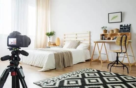 Prise de vue immobilière d'une chambre avec appareil sur trépied